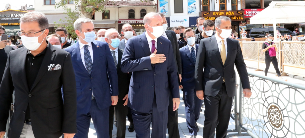 Namazını kıldı, ofisine geçti