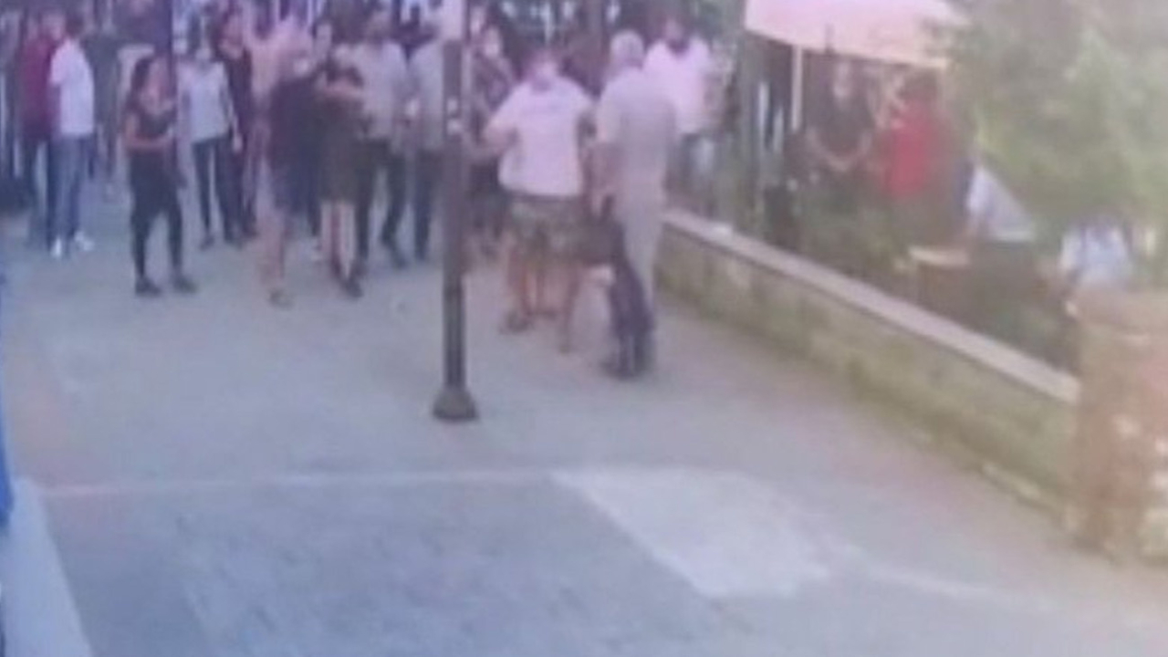 Kadınlara bıçak çekti! Karakola sığındı...
