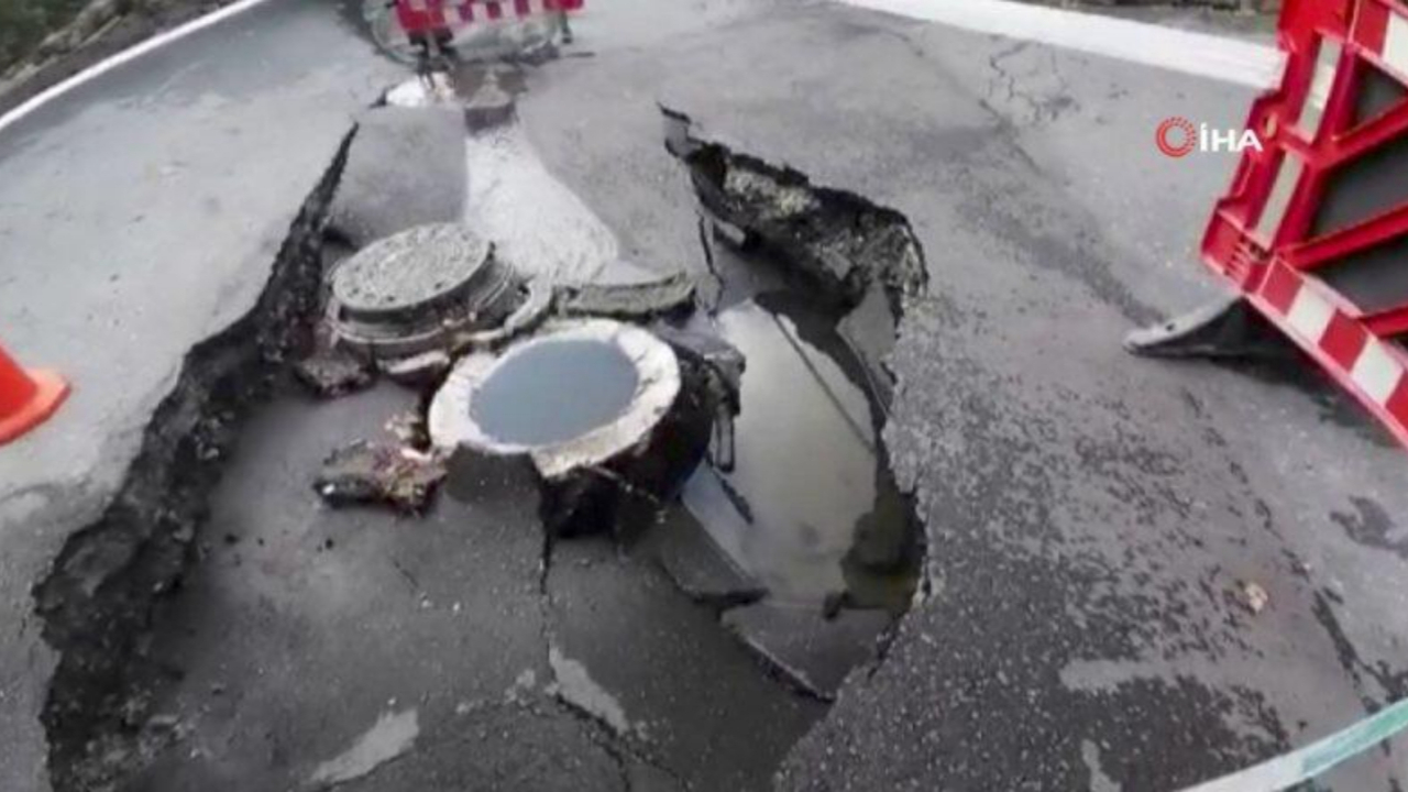 Beşiktaş'ta şiddetli yağış nedeniyle yol çöktü