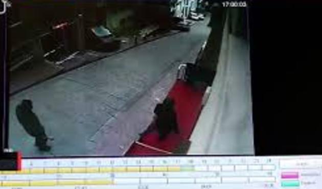 Kırmızı Kedi Yayınevi'ne çekiçli saldırı kameradaVİDEO