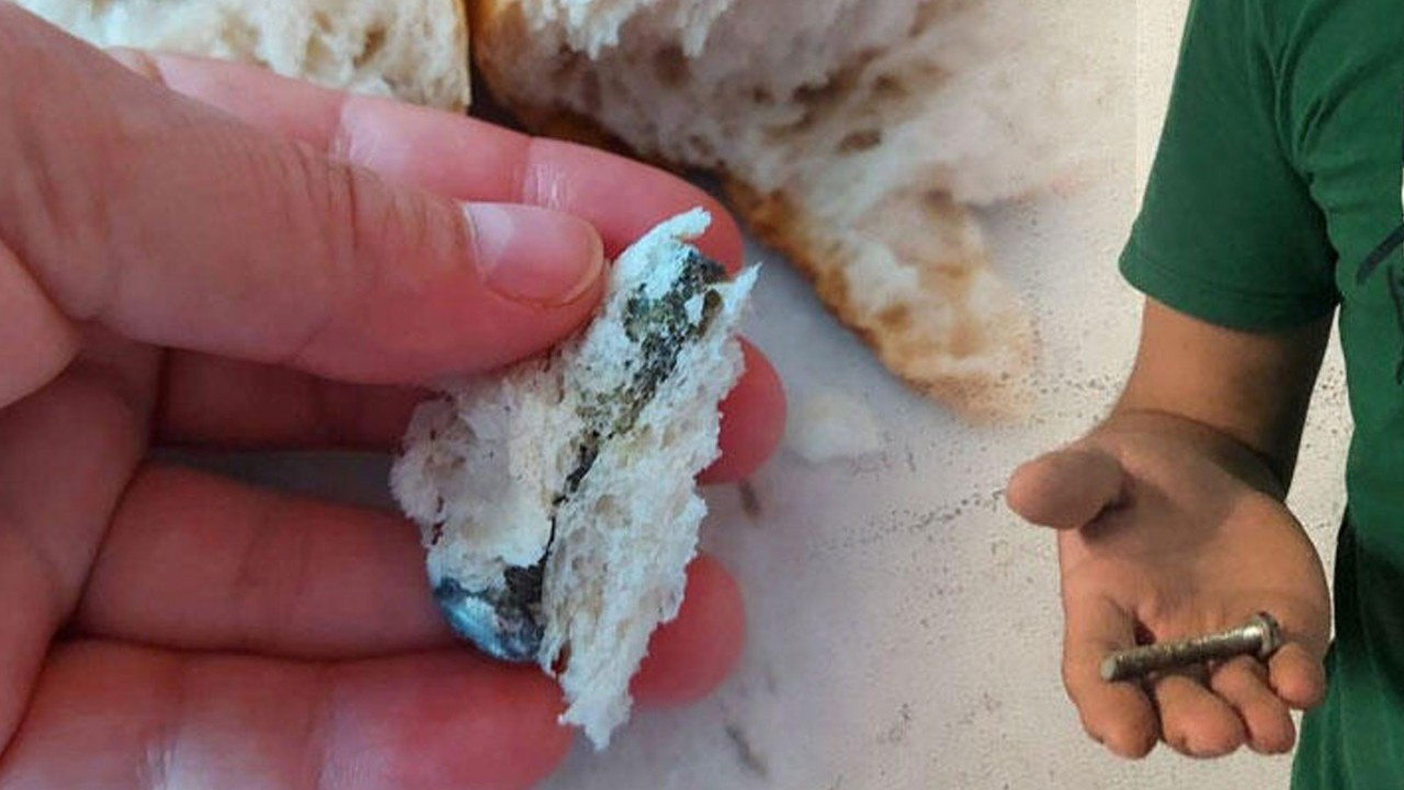 Ekmeğin içinden çıkan vida şoke etti