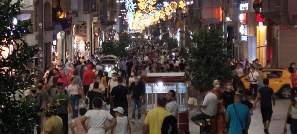 İstiklal Caddesi’nde koronavirüs unutuldu