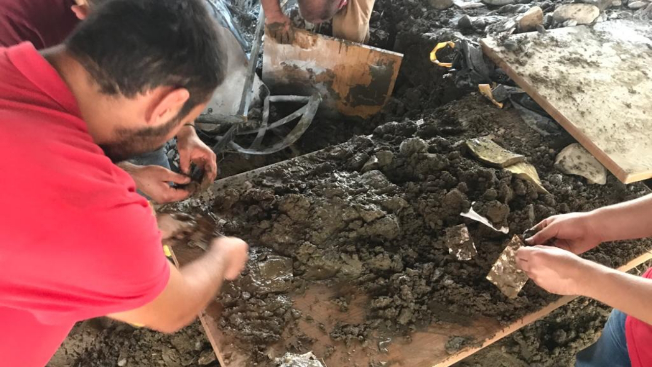 Çamurdan çıkarılan paralar sel sularıyla yıkandı