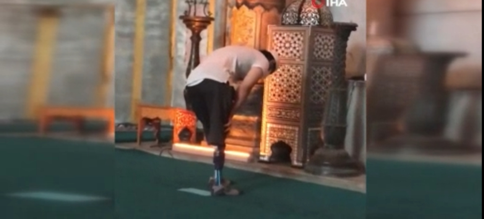 Protez bacaklarıyla Ayasofya'da namaz kıldı