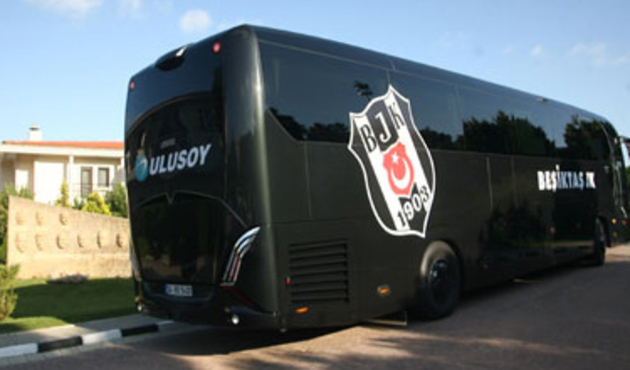 Beşiktaş otobüsüne taşlı saldırı
