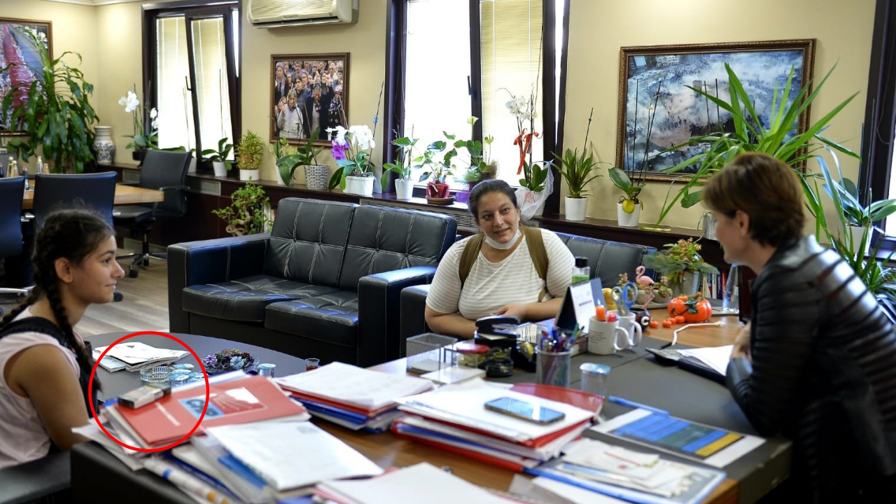 Liseli kızı makamına çağırdı, önüne sigara koydu