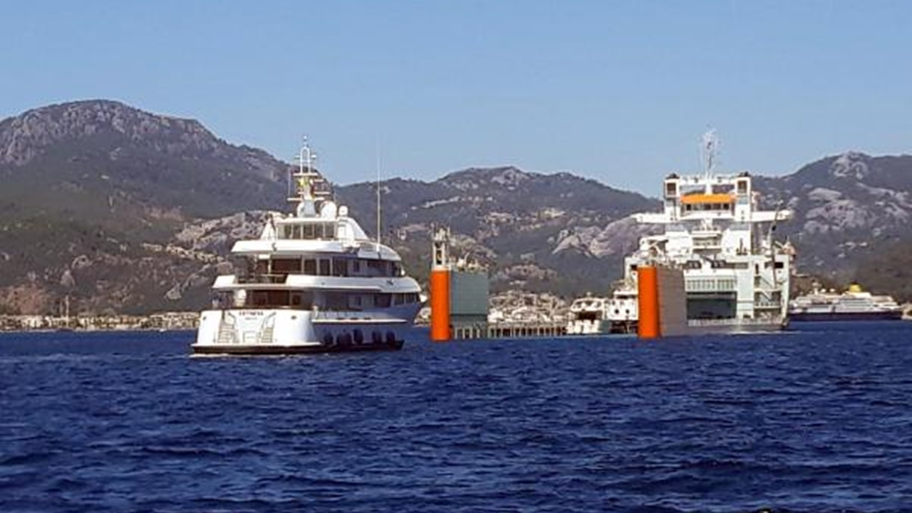 Milyon dolarlık yatlar, Marmaris'e kargo gemisiyle geldi