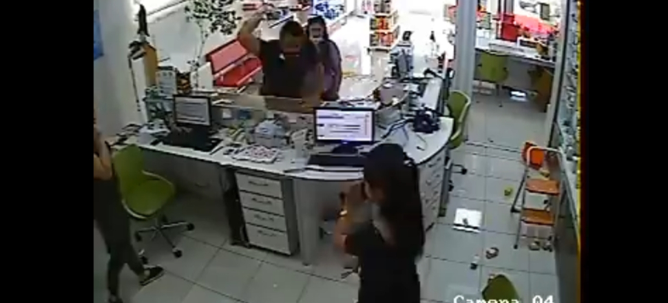 Eczane çalışanlarına böyle saldırdı