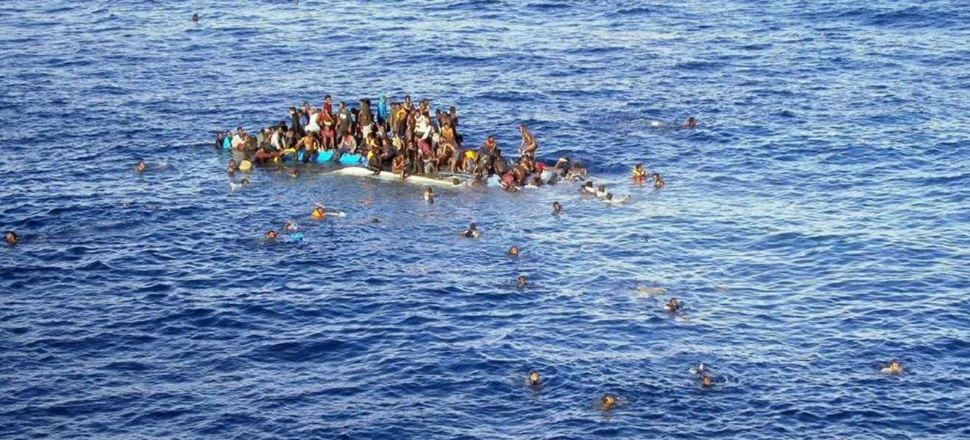 Göçmenleri taşıyan bot battı