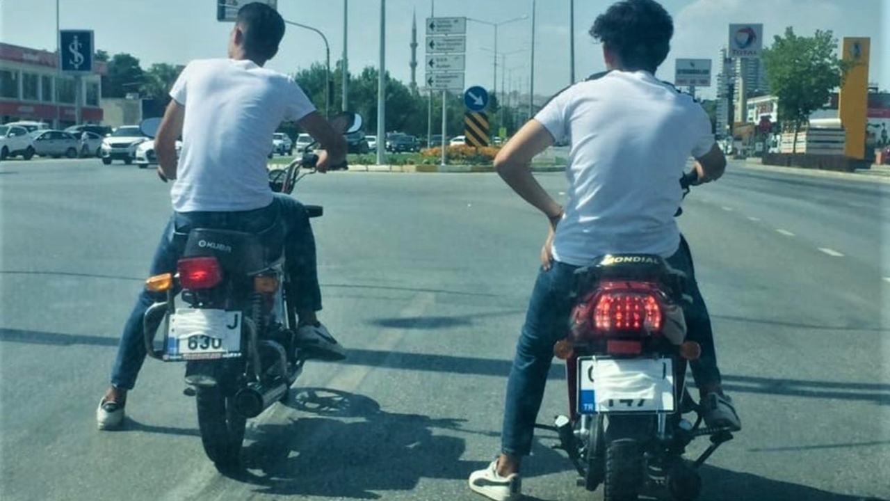 Motosikletli gençlerin maskeyi taktıkları yer pes dedirtti!