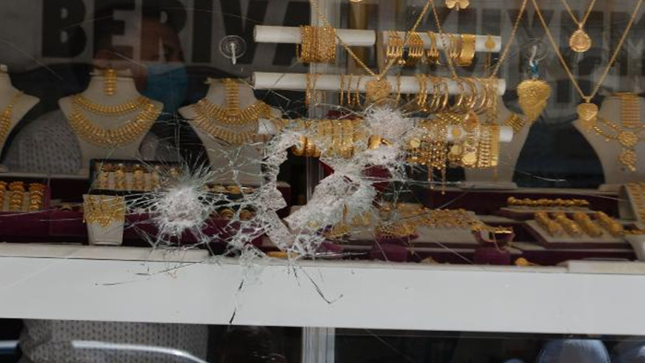 Kuyumcu, camı çekiçle kırıp soyguna kalkışan 2 kişiyi kovaladı