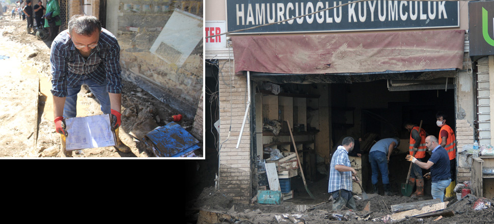 Kimisi altınlarının kimisi de alacaklarının peşinde! Çamurun içinden tek tek altın topladı...