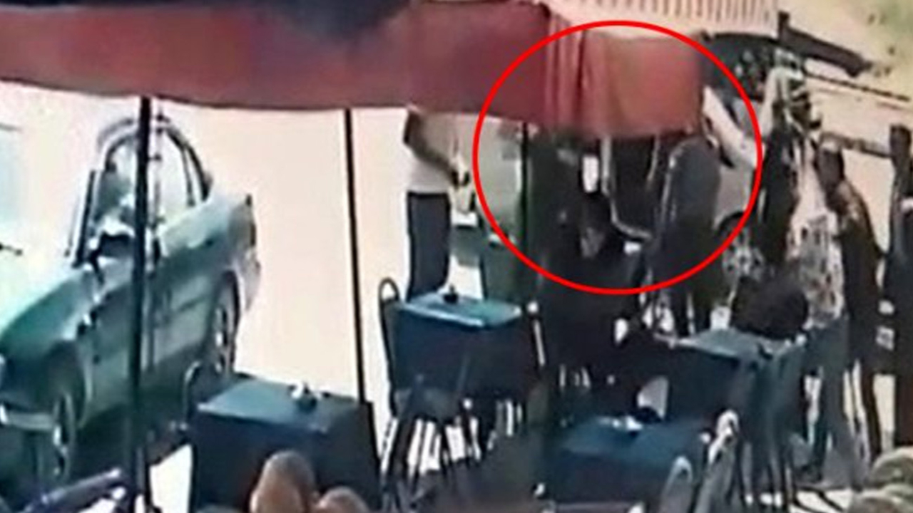 Eski muhtara onlarca kişi aynı anda saldırdı!
