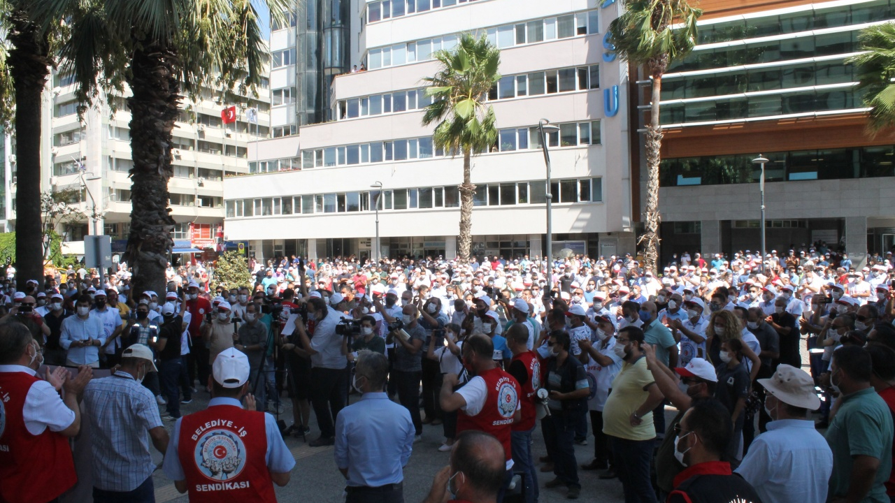 İşçiler grev kararını belediye binasına astı