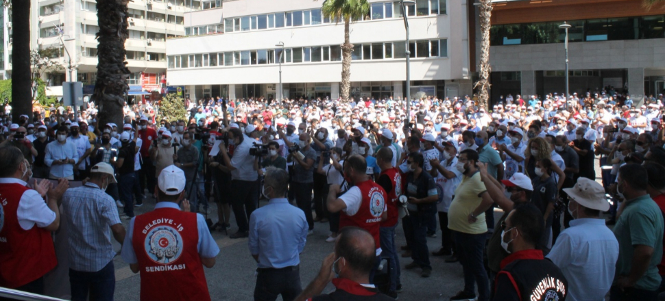 İşçiler grev kararını belediye binasına astı