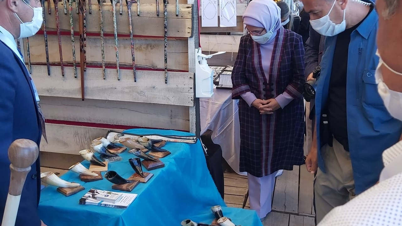 Emine Erdoğan, atık malzemelerden yapılan ürünlere ilgi gösterdi