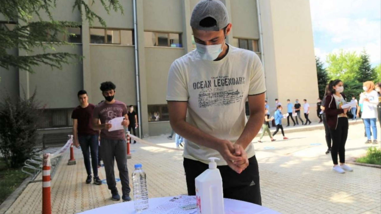 ÖSYM ve MEB sınavlardan yüzünün akıyla çıkmayı başardı