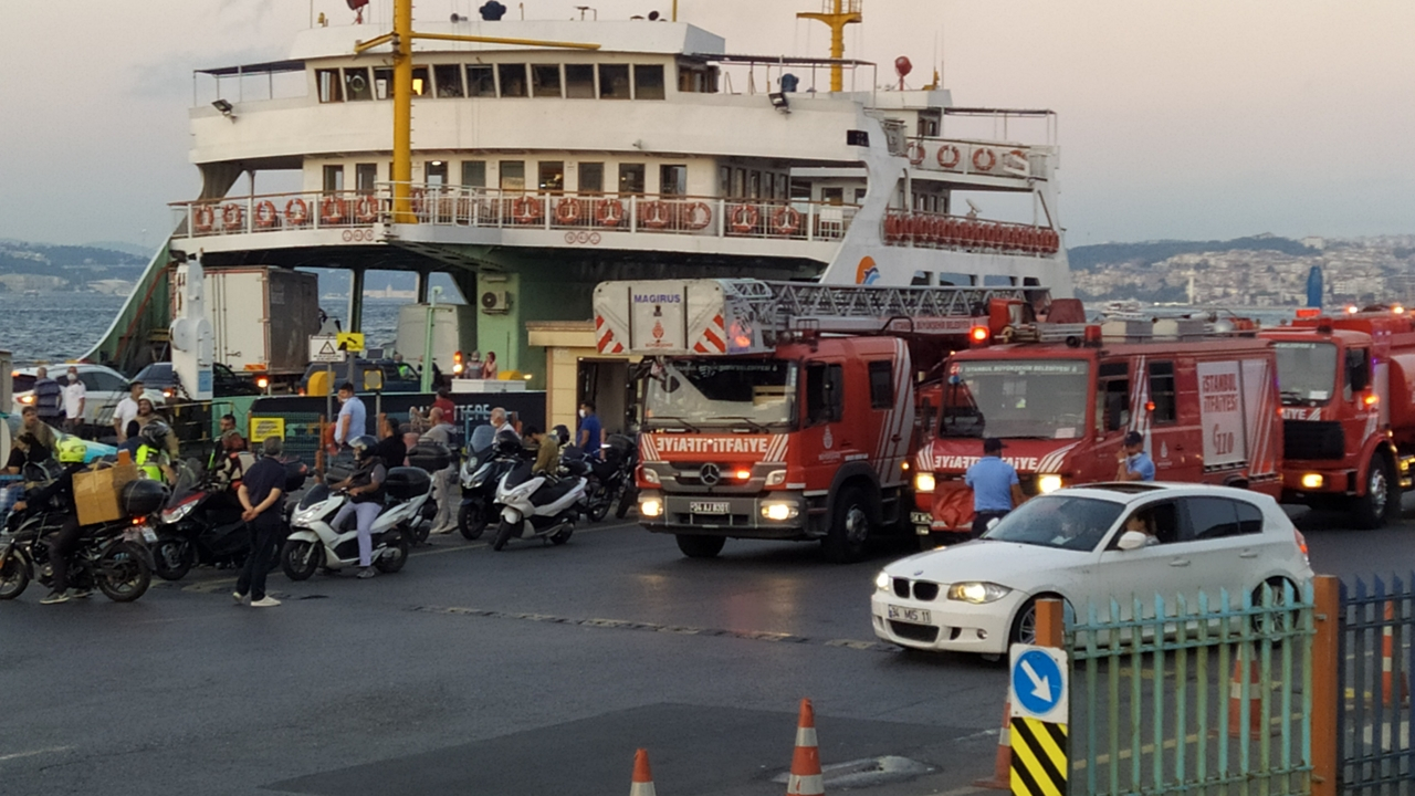 Arabalı vapurda yangın paniği