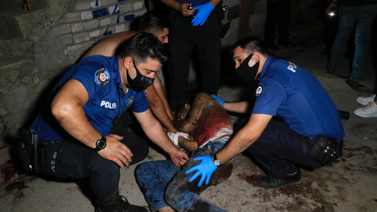 Adana'da bıçaklanan adam kanlar içinde bulundu