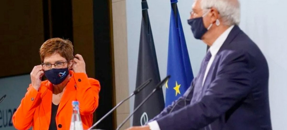 Alman bakan mikrofonu açık unuttu