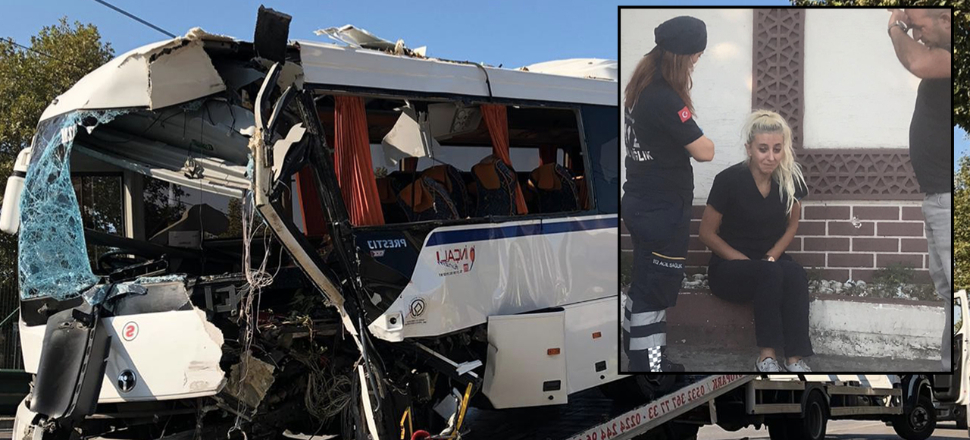 Midibüs elektrik direğine çarptı: 2 ölü