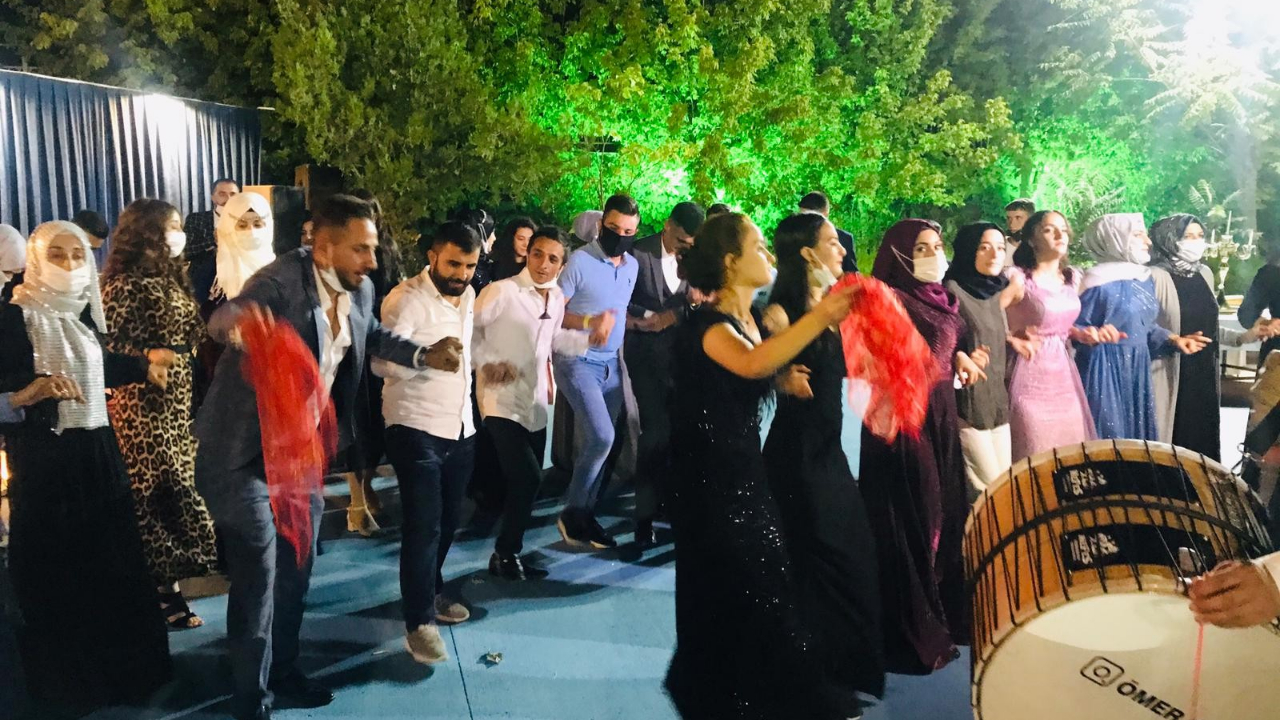 Diyarbakır'da korona halayı