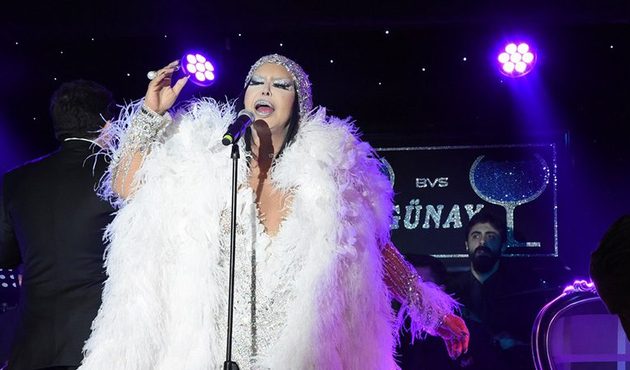 Bülent Ersoy üstünde 40 kiloluk ağırlıkla sahne aldı