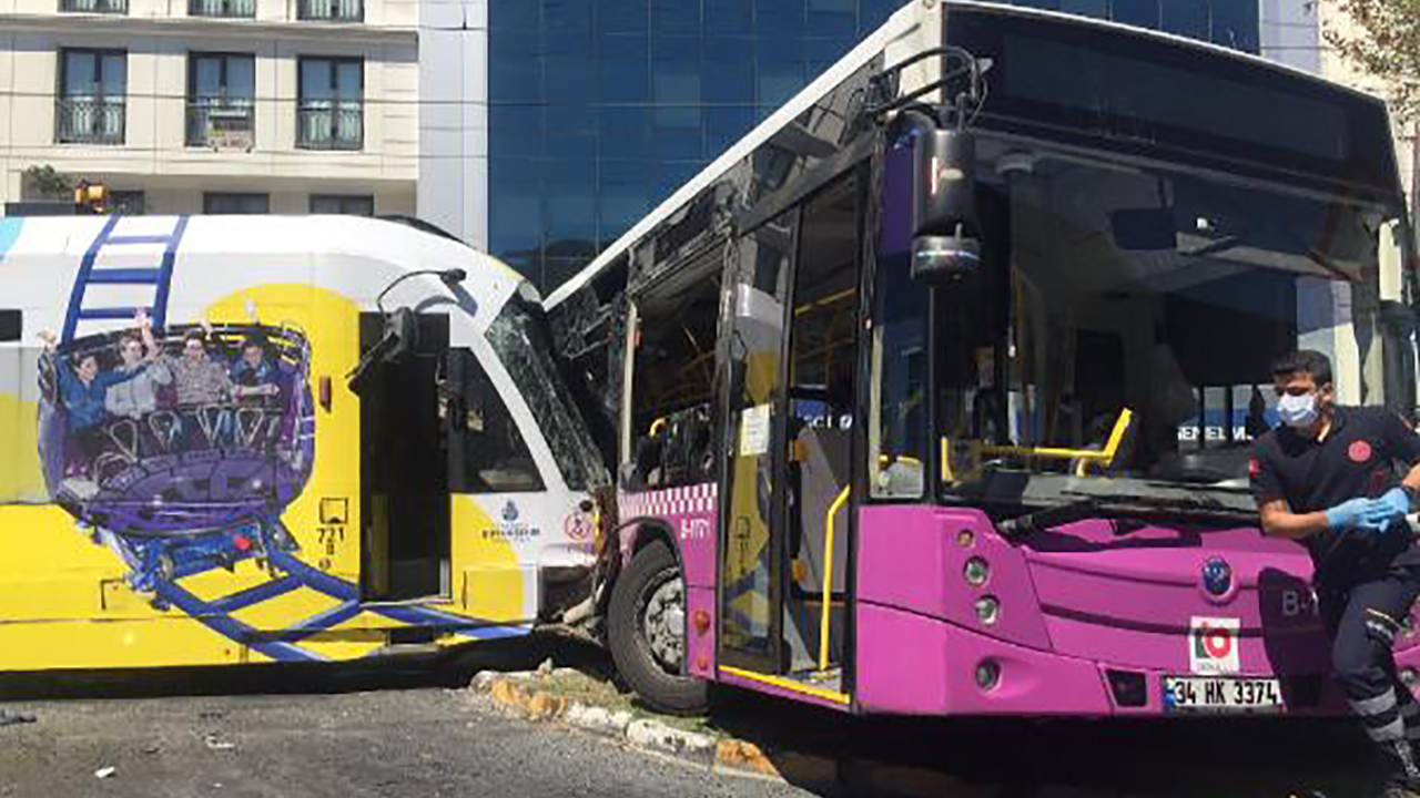 İstanbul'da feci kaza! Tramvay halk otobüsüne çarptı