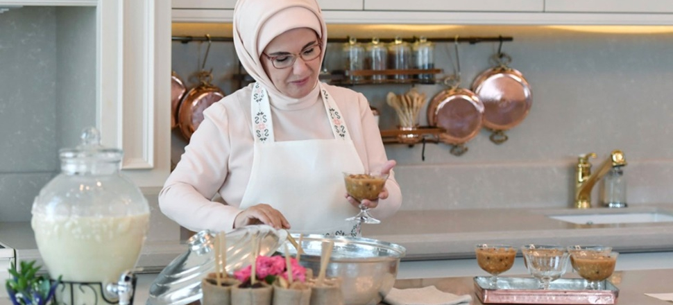 Emine Erdoğan pekmezli aşure tarifi verdi