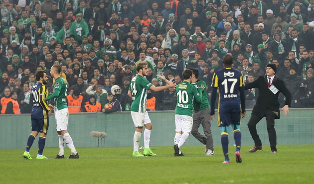 Bursaspor taraftarı Volkan Şen'e saldırmak için sahaya girdi!