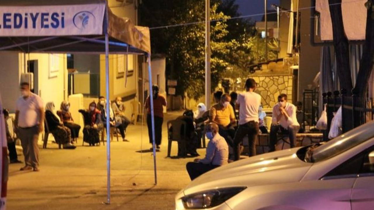 Denizli'de koronadan ölen hastanın evinin önüne taziye çadırı kuruldu