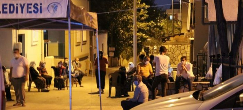 Denizli'de koronadan ölen hastanın evinin önüne taziye çadırı kuruldu