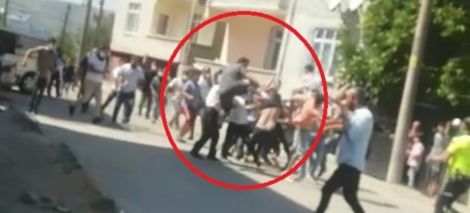 Kocaeli'de iki aile sokak ortasında birbirine girdi
