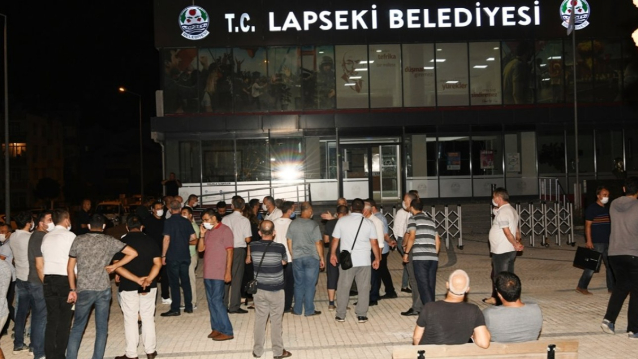 Belediyeye ateş açıp başkanı aradı