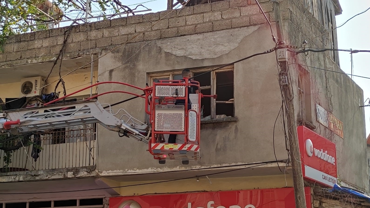 Cesedi vinçle pencereden çıkartıldı