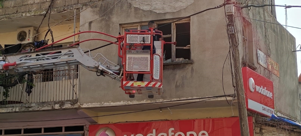 Cesedi vinçle pencereden çıkartıldı