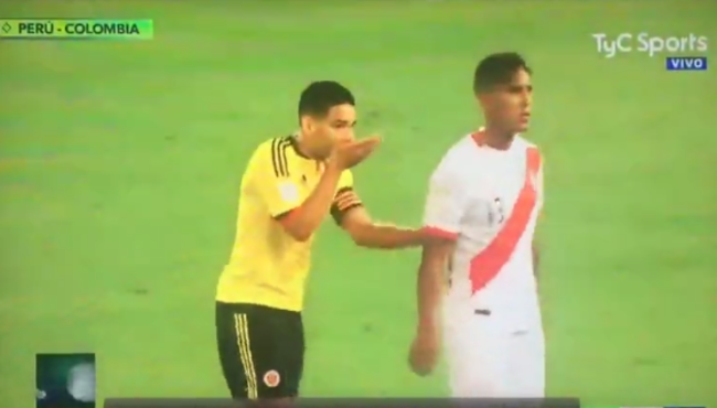 Kolombiya - Peru maçında Radamel Falcao Perulu futbolcuların kulaklarına "gol atmayın!" diye fısıldadı!