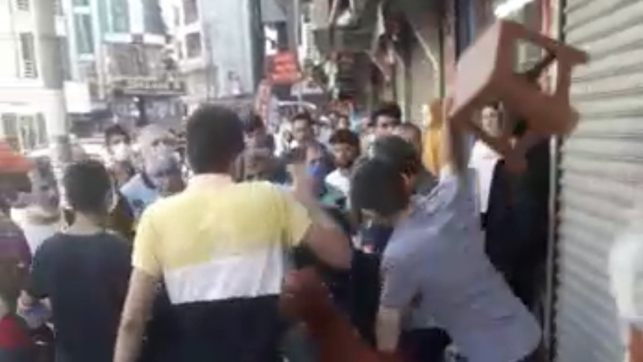 Zabıtaya tabureli saldırı kamerada