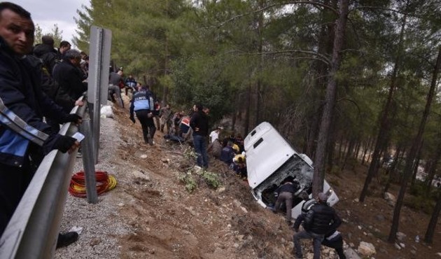 Şenlikten dönen midibüs devrildi...
