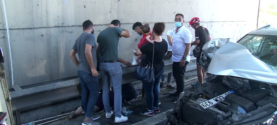 Kucağında çocukla minibüsten yola fırladı