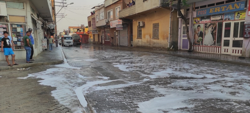Mahalleyi çamaşır suyuyla yıkadılar