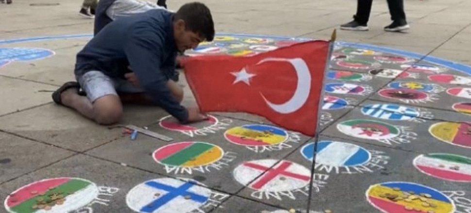 1 tanesi hariç tüm bayrakları yere çiziyor!