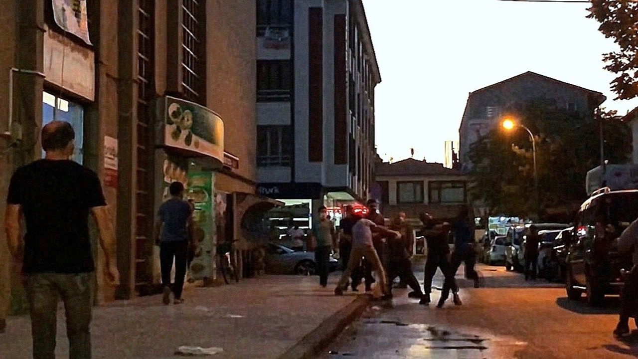 Tekme tokatlı 'küfür' kavgası kamerada
