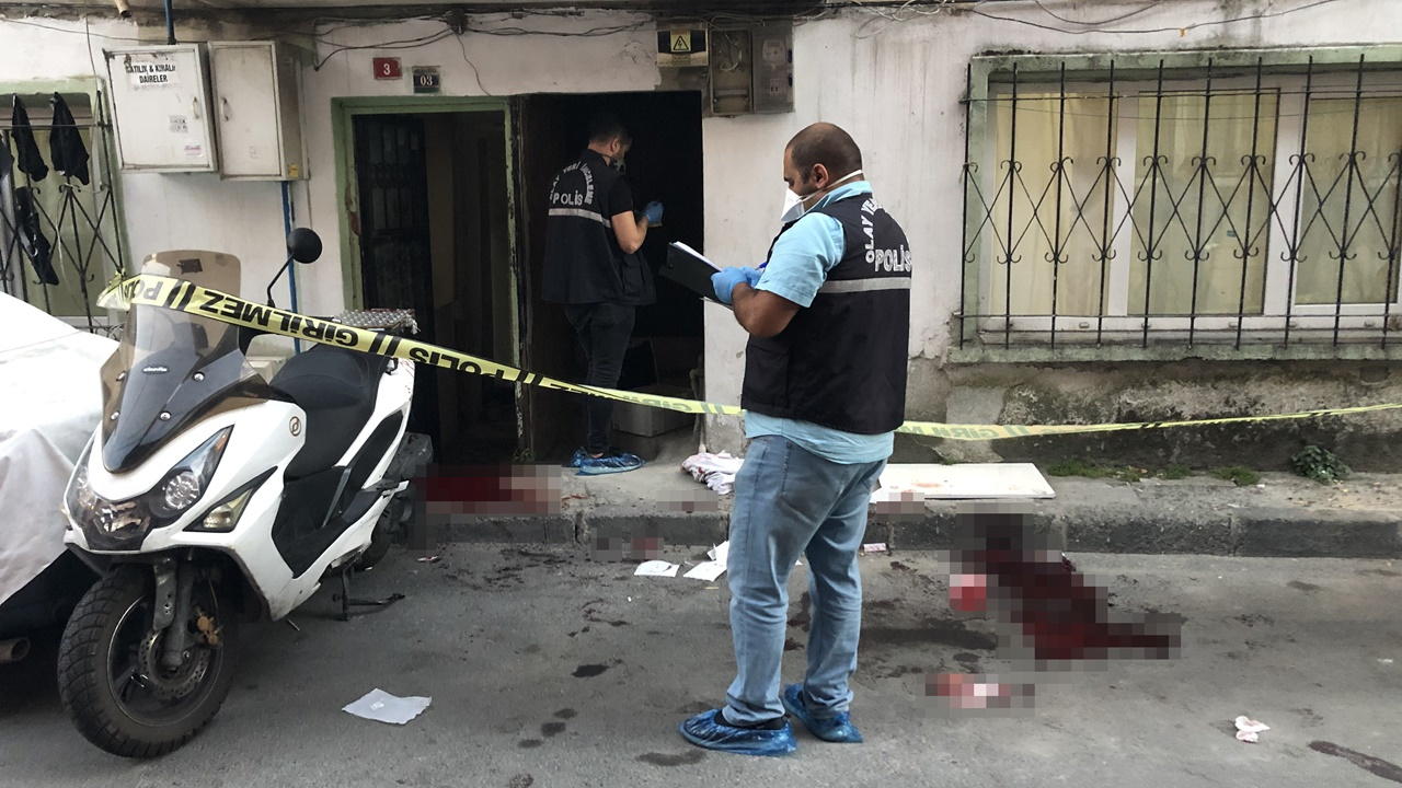 Ev arkadaşının boğazını kesti