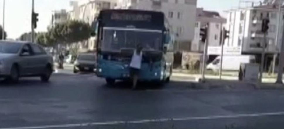 Maskesiz alınmadığı otobüsün sileceklerinde gitti!