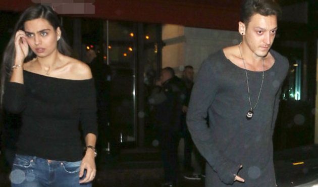 Mesut Özil ile Amine Gülşe Londra'da görüntülendi