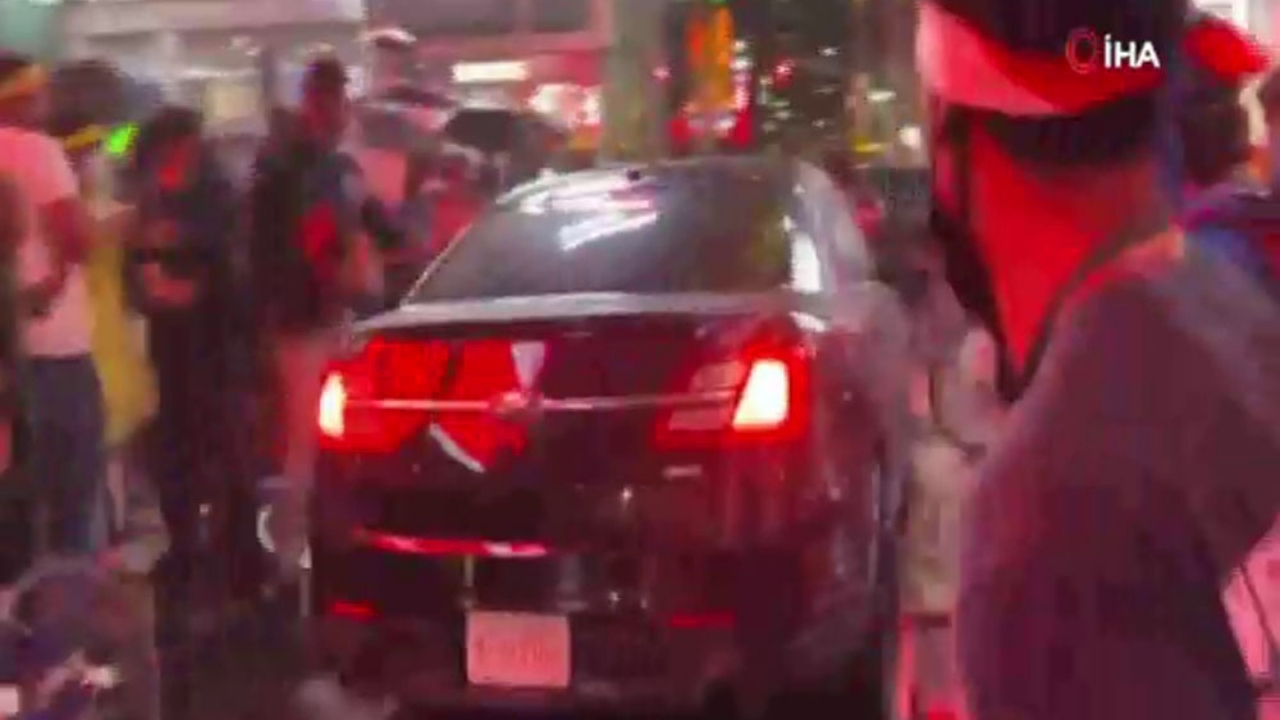 Polisi protesto eden göstericilerin arasına daldı!