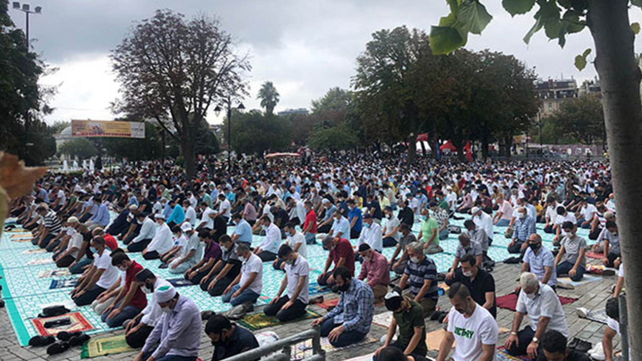 Ayasofya Camii'nde yağmura rağmen cuma namazı yoğunluğu
