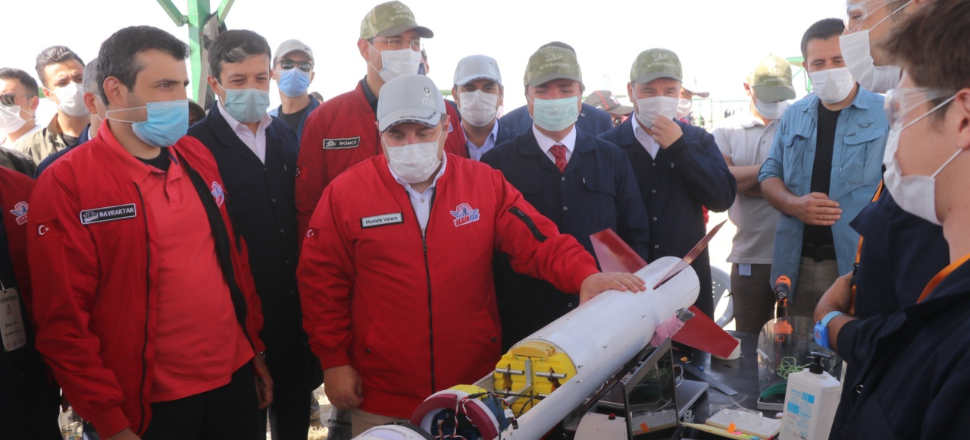 Roketler Tuz Gölü üzerinde gökyüzüyle buluştu