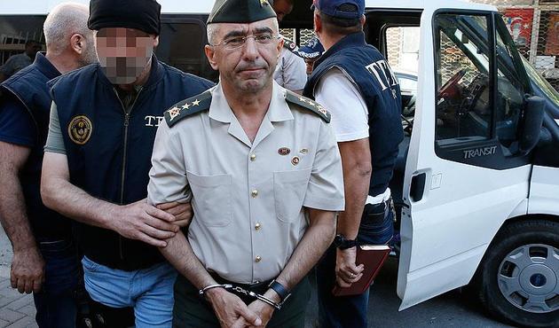 'Sıkıyönetim komutanıyım, emir komuta bende'
